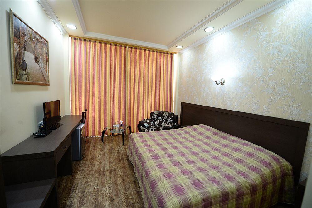 Yerevan Deluxe Hotel Exterior photo
