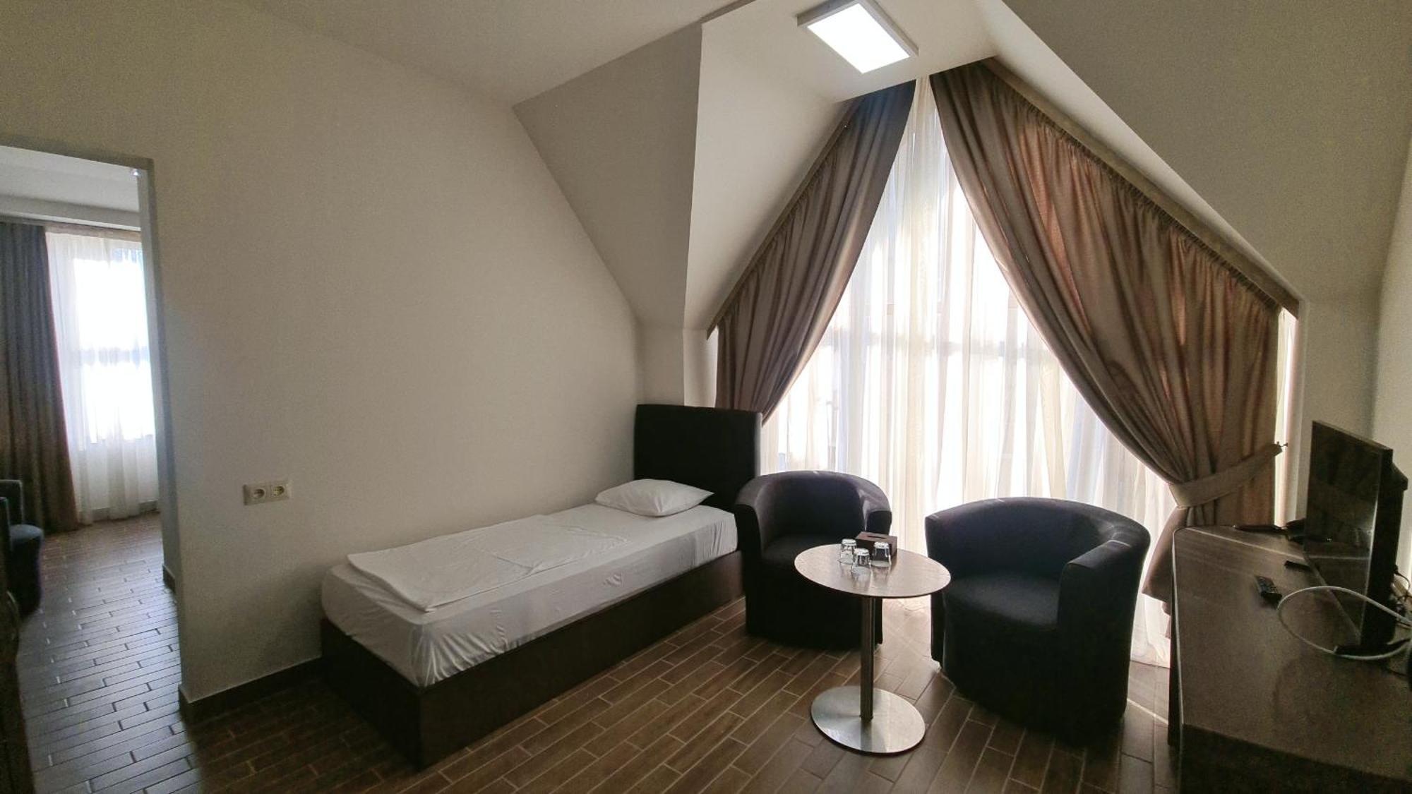 Yerevan Deluxe Hotel Exterior photo